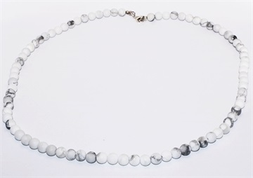 Halskæde - fed og trendy med hvide howlit perler